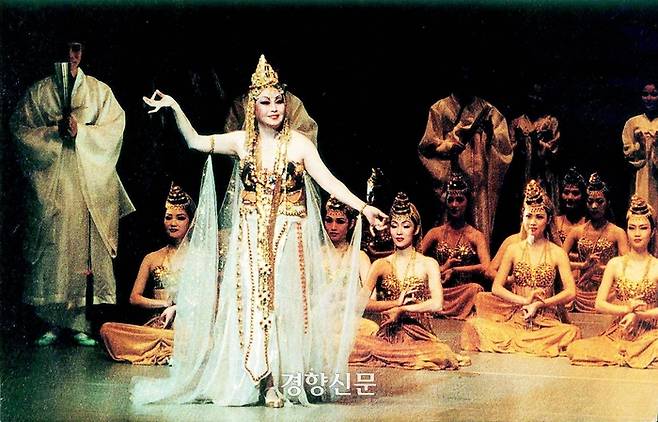 무용가 김백봉이 1997년 자신이 창작한 작품 <만다라>에서 보살춤을 추고 있다. 경향신문 자료사진