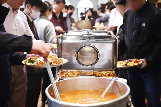 지난달 27일 점심시간 서울 시내 한 한식부페가 비교적 저렴한 가격에 주변 직장인 등으로 붐비고 있다 / 사진 = 연합뉴스