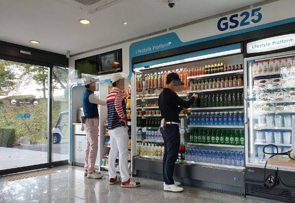 골프장에 있는 무인 GS25에서 상품을 구매하고 있는 소비자들. /사진제공=GS리테일