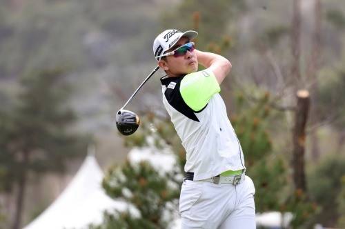 5번 홀에서 드라이버샷을 날리고 있는 박성준. [사진=KPGA]