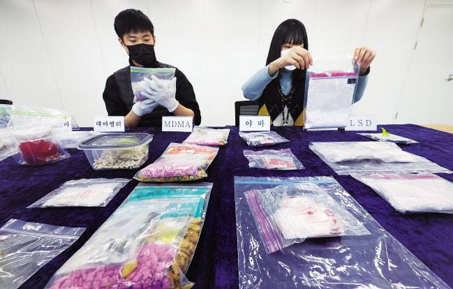 지난 7일 오후 경기도 수원지방검찰청에서 관계자들이 압수한 마약 등을 공개하고 있다. 검찰은 약 39만명이 동시 투약할 수 있는 합성 대마, 필로폰, 엑스터시 등의 마약류를 압수했다. [연합]