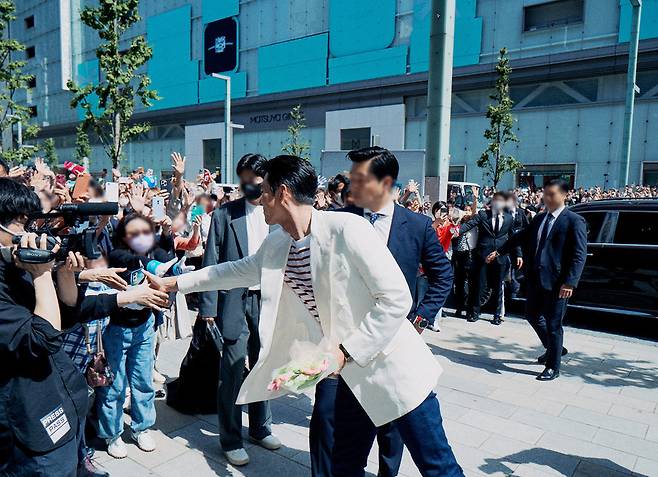 Hyun Bin, who visited Japan in five years, proved to be a popular Korean wave star.Actor Hyun Bin visited Japan on April 10th to attend the premiere event of the brand  ⁇  Hyun Bin Special Edition  ⁇ , which he is an ambassador.This is known as the state visit for five years since I visited Japan in 2017 with a fan meeting.According to the official, on April 10, Haneda Airport was followed by a parade of fans welcoming Hyun Bins state visit, as evidenced by the explosive popularity of the TVN drama  ⁇  Love Landing  ⁇ .As many fans gather, there is a happening where they take a seat to greet their fans through a separate exit route prepared by the airport considering safety.On the next day, April 11, the Ginza street in Tokyo, where the Loropiana Ginza flagship is located, is crowded with crowds of about 1,000 people to see Hyun Bin.Japanese media also reported Hyun Bins schedule for Japan, and the event news was exposed at the top of the Japan SNS trend.