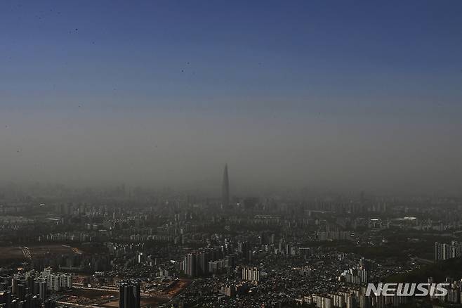 [광주(경기)=뉴시스] 김종택 기자 = 중국발 황사의 영향으로 미세먼지 농도가 '매우 나쁨' 수준을 보인 12일 경기도 광주시 남한산성에서 바라본 서울 도심이 뿌옇게 보이고 있다. 2023.04.12. jtk@newsis.com