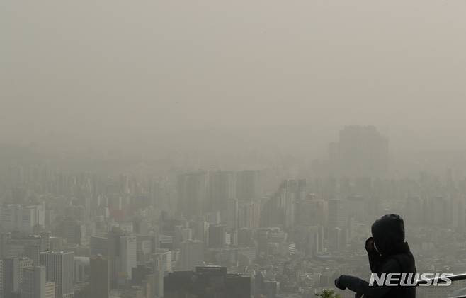 [서울=뉴시스] 김금보 기자 = 미세먼지 농도가 매우나쁨 수준을 보인 13일 오전 서울 중구 남산에서 바라본 도심이 미세먼지에 갇혀있다. 2023.04.13. kgb@newsis.com