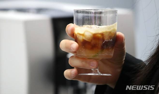 [서울=뉴시스] 김선웅 기자 = ﻿﻿커피 한 잔을 추가로 마실 때마다 제2형(성인) 당뇨병 위험을 4∼6% 낮출 수 있다는 연구 결과가 나왔다. 2023.04.14. mangusta@newsis.com