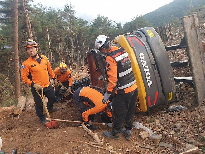 19일 오후 충북 단양군 영춘면 한 벌목장에서 굴삭기가 전도돼 119구급대가 구조작업을 벌이고 있다. (사진=충북도소방본부 제공) *재판매 및 DB 금지