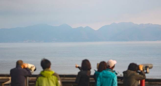 서해 최북단 인천 옹진군 백령도에서 바라본 북한 장산곶 일대에 안개가 껴 있다. 연합뉴스