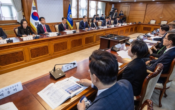 자살예방정책위원회에서 의제 말하는 한덕수 국무총리 - 한덕수 국무총리가 14일 오전 서울 종로구 정부서울청사에서 열린 제6차 자살예방정책위원회에 참석해 발언하고 있다. 2023.4.14 연합뉴스