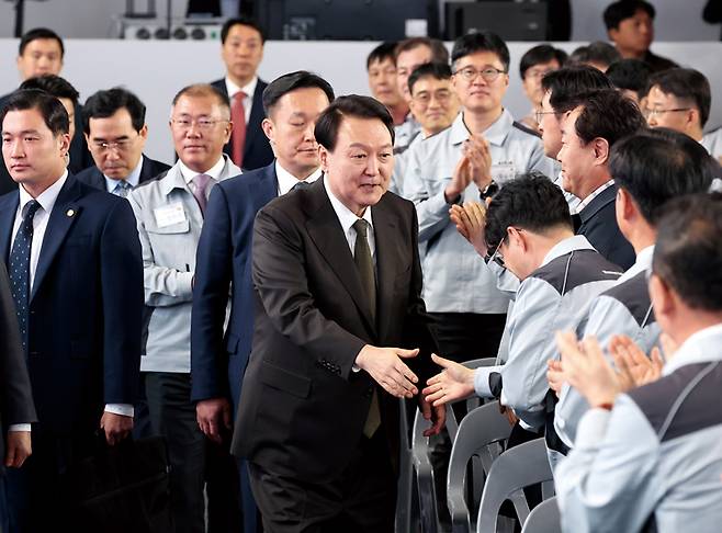 윤석열 대통령이 4월11일 경기도 화성시 기아 오토랜드에서 열린 전기차 전용공장 기공식이 끝난 후 참석자들과 인사하고 있다. 왼쪽 첫 번째와 두 번째는 각각 이창양 산업부 장관, 정의선 현대차 회장 ⓒ연합뉴스