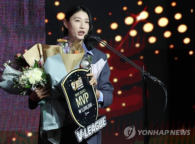 수상소감 말하는 MVP 김연경 (서울=연합뉴스) 이지은 기자 = 10일 오후 서울 용산구 그랜드 하얏트호텔에서 프로배구 2022-2023 V-리그 시상식에서 여자부 정규리그 MVP를 수상한 흥국생명 김연경이 소감을 말하고 있다. 2023.4.10 jieunlee@yna.co.kr