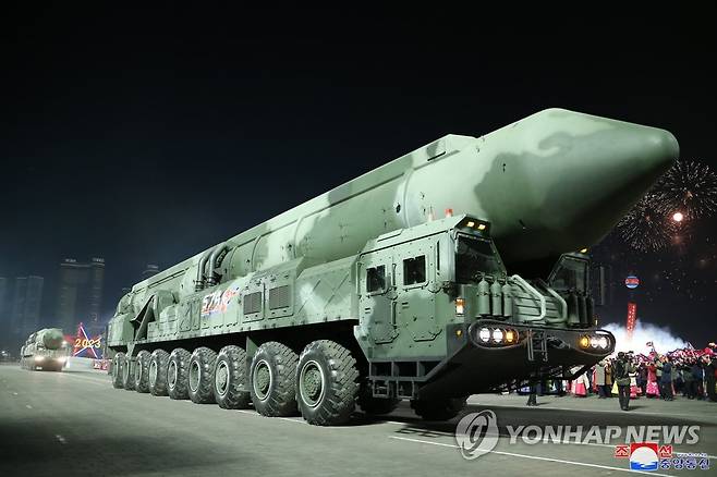 북한 열병식에 등장한 '고체 ICBM' 추정 신형 미사일 발사차량 (평양 조선중앙통신=연합뉴스) 북한이 지난 2월 8일 인민군 창건일(건군절) 75주년을 맞아 평양 김일성광장에서 열린 열병식에 고체연료 대륙간탄도미사일(ICBM)로 추정되는 신무기가 등장했다. 2023.2.9 
    [국내에서만 사용가능. 재배포 금지. For Use Only in the Republic of Korea. No Redistribution] nkphoto@yna.co.kr