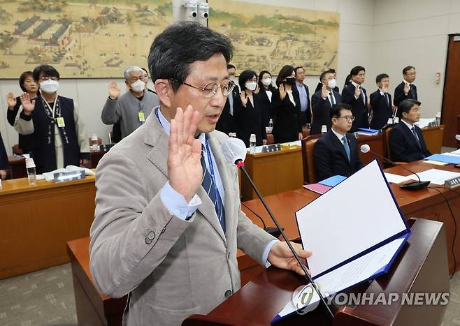 '정순신 아들 학폭' 청문회 증인 선서 (서울=연합뉴스) 이정훈 기자 = 14일 오전 국회 교육위원회에서 열린 정순신 자녀 학교폭력 진상조사 및 학교폭력 대책 수립을 위한 청문회에서 김성규 서울대 부총장이 대표 증인 선서를 하고 있다.
     정 변호사는 지난달 31일 열렸던 앞선 청문회와 마찬가지로 불출석 사유서를 제출하고 출석하지 않았다. 2023.4.14 uwg806@yna.co.kr