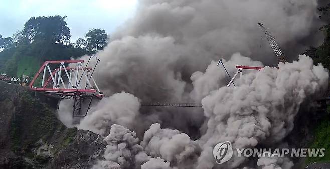 2022년 12월 4일 인도네시아 동자바의 스메루 화산이 분화하는 모습 [EPA 연합뉴스 자료사진. 재판매 및 DB 금지]