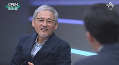 배우 유인촌이 채널A 주말뉴스A <오픈 인터뷰>에 출연 중이다. (사진: 채널A)