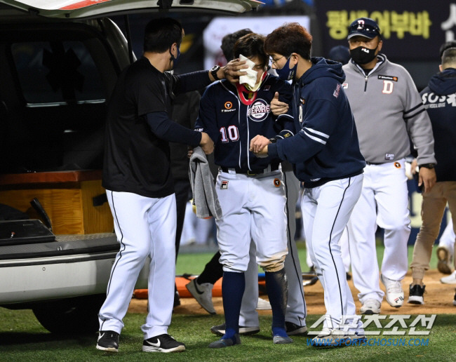 2021 KBO 리그 두산 베어스와 LG 트윈스의 경기가 16일 잠실구장에서 열렸다. 8회초 두산 박세혁이 LG 김대유의 투구를 머리에 맞고 병원으로 후송되고 있다. 잠실=허상욱 기자 wook@sportschosun.com/2021.04.16/