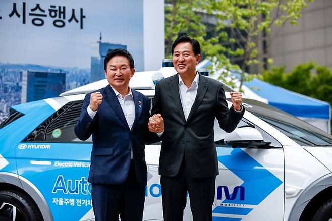 원희룡 국토교통부 장관과 오세훈 서울시장이 9일 오전 서울 강남구 테헤란로 인근에서 열린 자율주행 모빌리티 로보라이드 시범서비스 시승행사에서 기념촬영을 하고 있다.ⓒ뉴시스