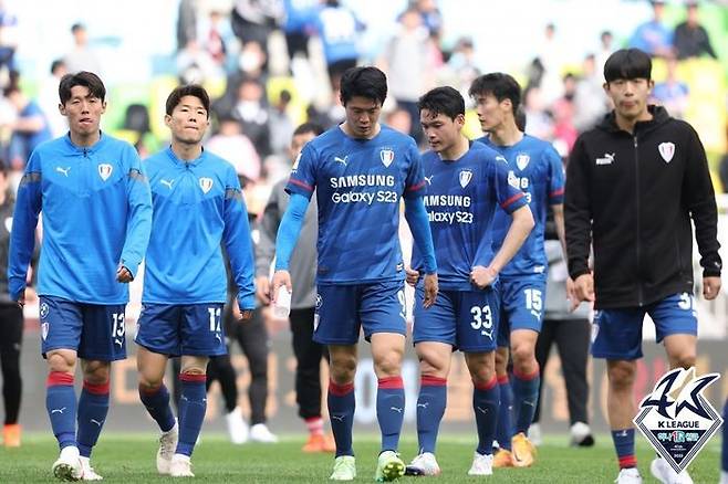 제주에 패하며 개막 후 7경기 무승에 그치고 있는 수원 삼성. ⓒ 한국프로축구연맹