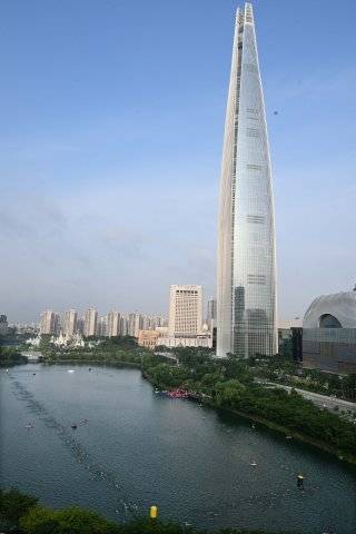 붓처럼 생긴 잠실 롯데월드타워.