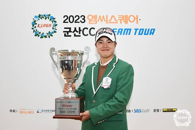 신보민이 14일 전북 군산의 군산 컨트리클럽에서 끝난 KLPGA 엠씨스퀘어-군산CC 드림투어 2차전에서 최종 합계 10언더파 134타로 우승, 트로피를 들고 기념 촬영하고 있다. (연합뉴스)