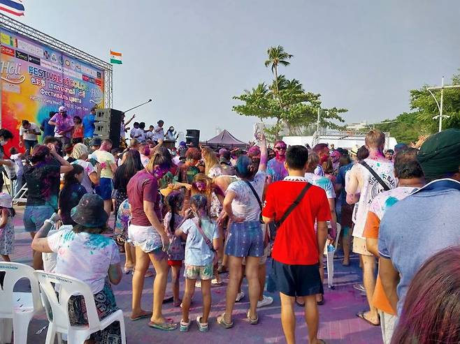 파타야 비치로드 거리에서 '페스티벌 오브 컬러' 행사가 진행 중이다. /사진 이환주 기자