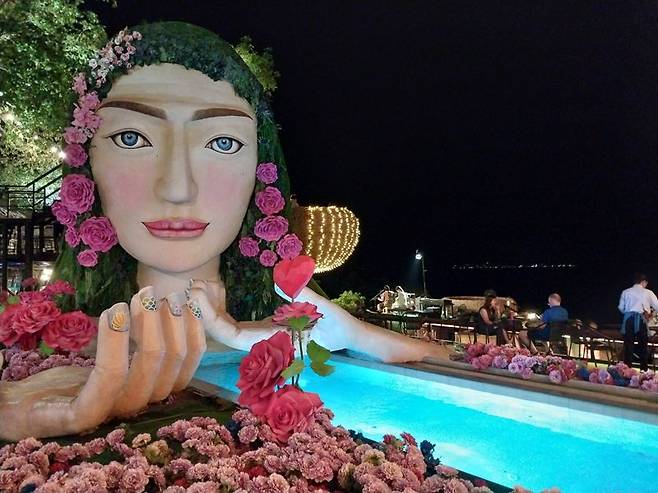 인어공주를 콘셉트로 한 레스토랑 '3 mermaids' / 사진=이환주 기자