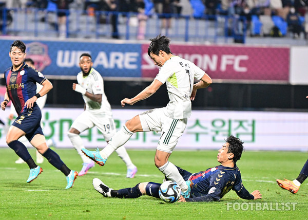 한교원(왼쪽, 전북현대), 이재성(오른쪽, 수원FC). 서형권 기자