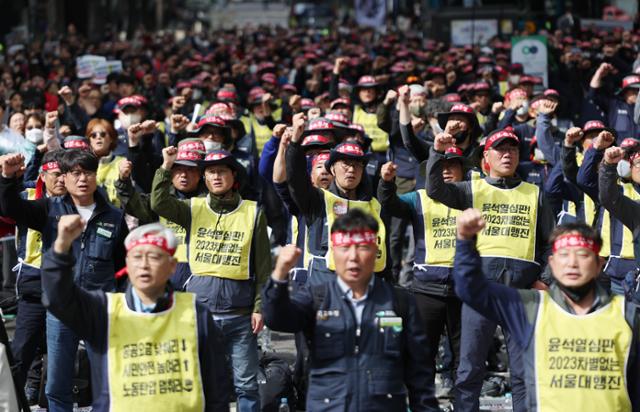 15일 오후 서울광장 인근에서 열린 '2023년 서울민중대회'에서 참석자들이 윤석열 정부를 규탄하는 구호를 외치고 있다. 연합뉴스