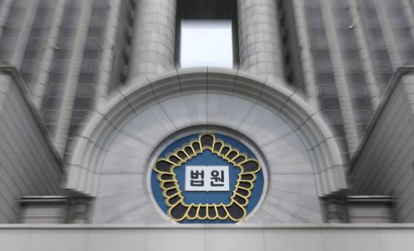 고수익을 미끼로 피해자 수백 명으로부터 100억원 이상의 거액을 뜯어낸 '재테크 투자사기' 범행 일당이 실형을 선고 받았다. [사진=뉴시스]