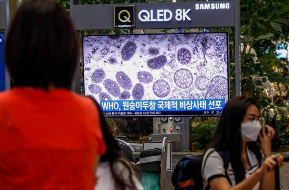 세계보건기구(WHO)가 세계 전역에서 발병한 원숭이두창에 대해 '국제적으로 우려되는 공중보건상 비상사태(PHEIC)'를 선언할 당시 인천국제공항 1터미널 입국장에서 시민들이 TV를 통해 관련 뉴스를 시청하고 있다. [사진=뉴시스]