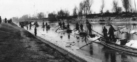 보급품을 수송하는 동북민주연군 치중대(輜重隊). [사진 김명호]
