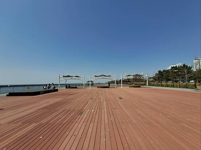 Solchan Park's spacious wooden walking trail in Yeonsu-gu, Incheon (Lee Si-jin/The Korea Herald)