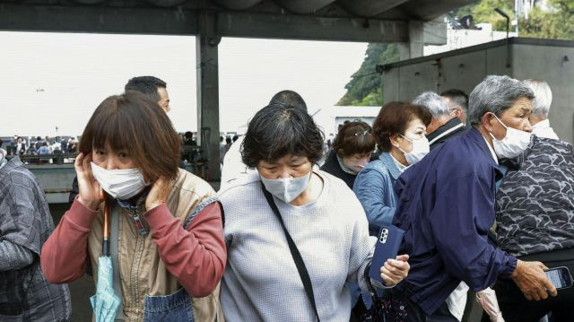 일본 와카야마현 사이카자키 어항에서 15일 오전 기시다 후미오 총리의 연설을 앞두고 발생한 폭발물 투척 사건을 피해 주민들이 피신하고 있다. 로이터연합뉴스