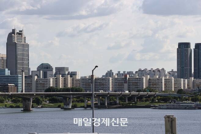 서울 영등포구 여의도동 한강변 아파트의 모습. 다수의 단지에서 재건축을 추진하고 있다. [한주형 기자]