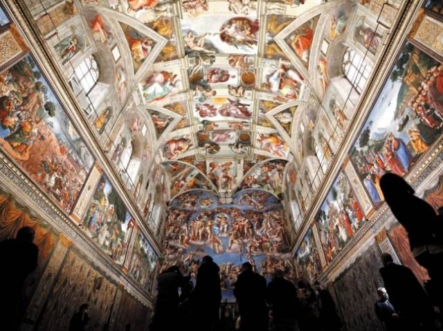 바티칸시국 시스티나 성당에 있는 미켈란젤로 부오나로티의 ‘천지창조’와 ‘최후의 심판’을 방문객들이 관람하고 있는 모습. [AP]
