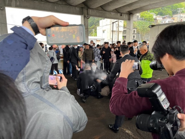 기시다 총리가 연설대에 오르려는 순간 연설대를 향해 은색통을 던진 남성이 체포되는 모습. [닛케이신문 트위터 갈무리]