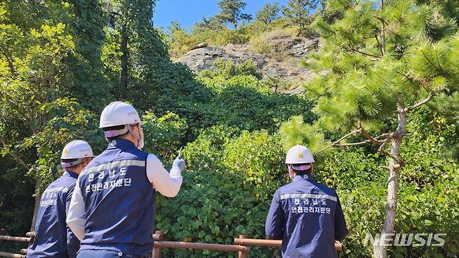 [무안=뉴시스] 전남도기 대한민국 안전대전환의 일환으로 산사태 위험지역을 점검하고 있다. (사진=전남도 제공) 2023.04.15. photo@newsis.com