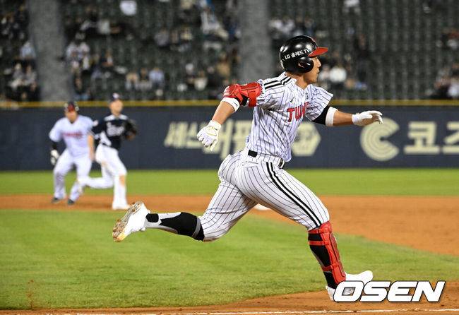 [OSEN=잠실, 이대선 기자] 14일 오후 서울 잠실야구장에서 ‘2023 신한은행 SOL KBO리그’ LG 트윈스와 두산 베어스의 경기가 열렸다. 4회말 무사 1,2루에서 LG 서건창이 1루쪽 내야 안타를 치고 질주하고 있다. 2023.04.14 /sunday@osen.co.kr