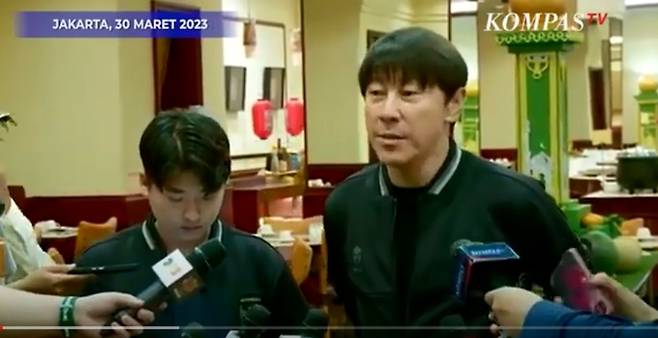 신태용 인도네시아 축구 대표팀 감독이 지난 3월 30일 자카르타 소재 술탄호텔에서&nbsp;‘인도네시아의 U-20 월드텁 개최권 박탈’과 관련된&nbsp;기자회견 도중 질문에 답하고 있다. 콤파스TV&nbsp;캡처