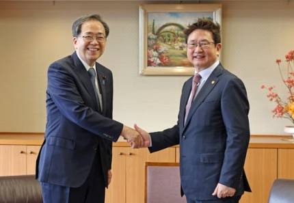 박보균 문화체육관광부 장관이 14일(현지시간) 일본 도쿄 국토교통성 청사에서 사이토 데쓰오 일본 국토교통성 대신과 악수하며 기념 촬영하고 있다. ⓒ 문화체육관광부 제공