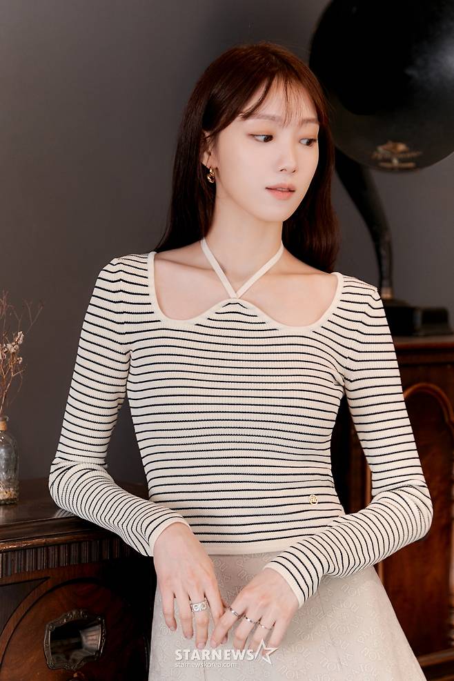 디즈니 플러스 오리지널 웹 드라마 '사랑이라 말해요'의 주연배우 이성경이 10일 오후 진행된 인터뷰를 위해 포즈를 취하고 있다.   '사랑이라 말해요'는 복수에 호기롭게 뛰어든 여자 '우주'와 복수의 대상이 된 남자 '동진', 만나지 말았어야 할 두 남녀의 감성 로맨스다. /사진제공=월트디즈니컴퍼니코리아 2023.04.10 /사진=이동훈 기자 photoguy@