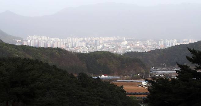 서면 방동리 신숭겸 묘역에서 바라본 춘천 시내 [촬영 이상학]