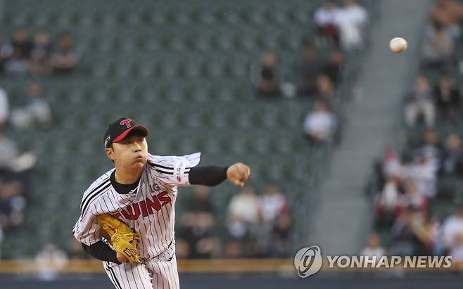 LG 선발 김윤식 (서울=연합뉴스) 신준희 기자 = 14일 잠실야구장에서 열린 프로야구 LG와 두산의 경기. 
    LG 선발 김윤식이 역투하고 있다.  2023.4.14 hama@yna.co.kr