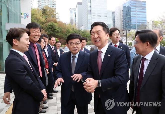 김기현 대표, 박정희대통령기념관 방문 (서울=연합뉴스) 김도훈 기자 = 국민의힘 김기현 대표가 14일 서울 마포구 박정희대통령기념관을 방문해 기념관 입구에서 영접 나온 시의원, 구의원 등 참석자들과 인사하고 있다. 2023.4.14 [공동취재] superdoo82@yna.co.kr