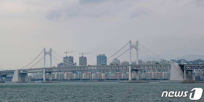 25일 부산 해운대구 마린시티에서 본 광안대교 상공에 먹구름이 드리우고 있다. 2022.3.25/뉴스1 ⓒ News1 김영훈 기자