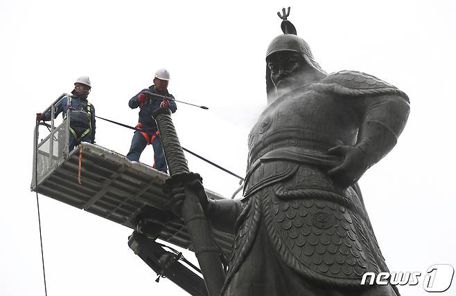 서울시 관계자들이 16일 서울 광화문광장에서 이순신장군 동상을 세척하고 있다. 2023.4.16/뉴스1 ⓒ News1 박지혜 기자