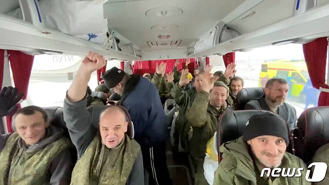 러시아와 우크라이나 전쟁 중 포로 교환으로 풀려난 러시아 군이 버스를 타고 이동을 하고 있다. (자료사진) ⓒ 로이터=뉴스1 ⓒ News1