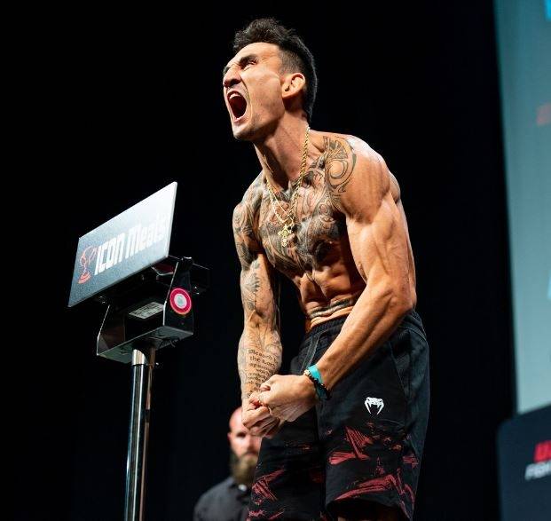 맥스 할로웨이가 15일(한국시간) 미국 미주리주 캔자스시티 티모바일 센터에서 열린 계체 행사에서 포즈를 취하고 있다. 사진 | UFC