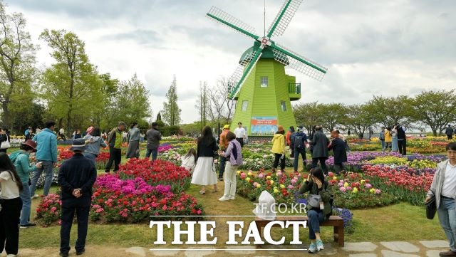 어린이 그림 그리기 대회는 네덜란드의 상징인 풍차와 튤립으로 장식된 네덜란드 정원에서 '꽃, 생태, 자연'을 주제로 열렸다. /순천시