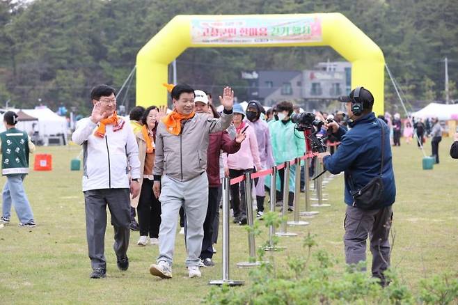 경남 고성군은  지역주민 500여 이 참가한 가운데 ‘치매 걱정 없는 건강한 고성’이란 주제로 한마음 걷기 행사를 열었다.