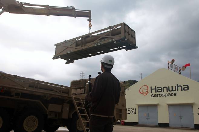 한화에어로스페이스의 경남 창원2사업장 주행시험장에서 천무 다연장 로켓 탄약운반차 운용을 시연하고 있다. /권오은 기자